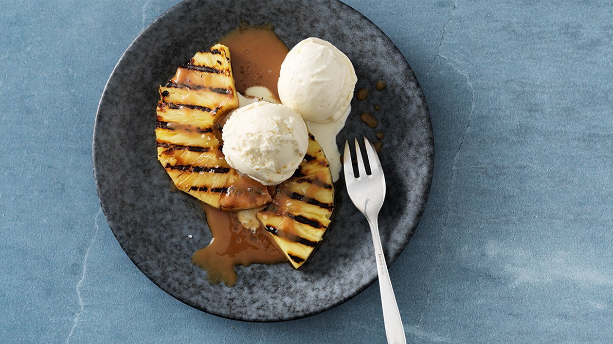 Grillierte Ananas mit Vanilleglace und Karamellsauce Grillierte Ananas mit Vanilleglace und Karamellsauce