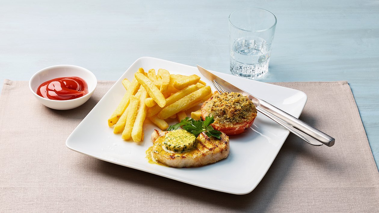 Grilliertes Schweinesteak mit Kräuterschaum, provenzalischer Tomate und Pommes-Frites Grilliertes Schweinesteak mit Kräuterschaum, provenzalischer Tomate und Pommes-Frites