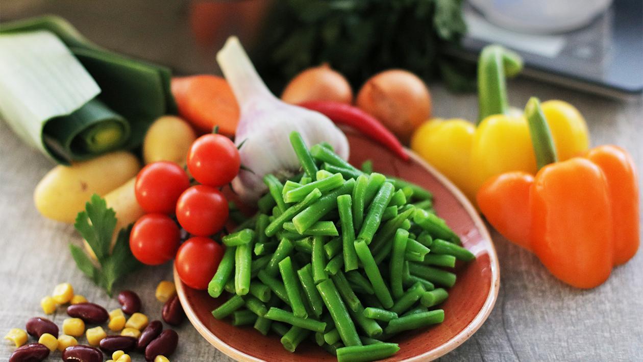 Grüne Bohneneintopf mit Tomate, Mais und Kidneybohnen Grüne Bohneneintopf mit Tomate, Mais und Kidneybohnen