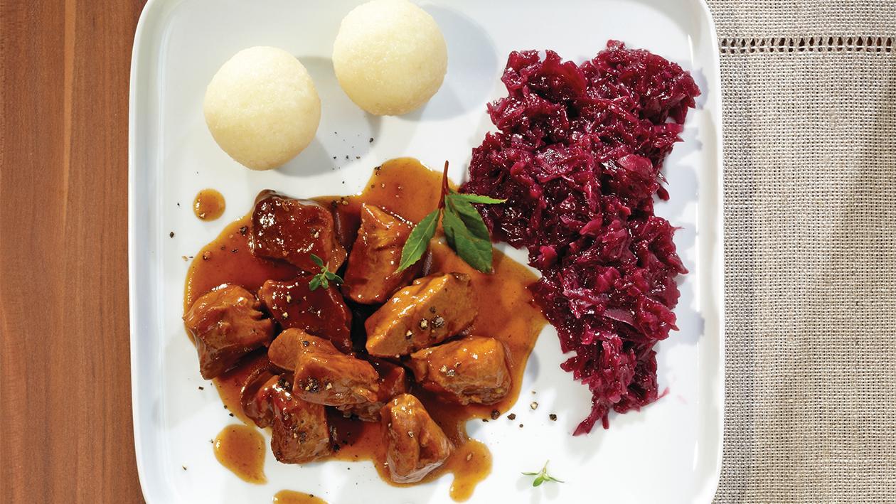 Gulasch vom Wildschwein mit Rotkohl und Klößen Gulasch vom Wildschwein mit Rotkohl und Klößen