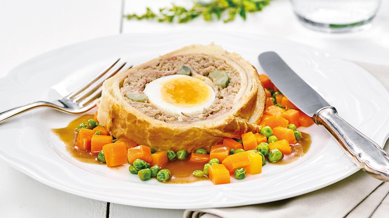 Hackbraten im Blätterteig und Karotten-Erbsengemüse Hackbraten im Blätterteig und Karotten-Erbsengemüse