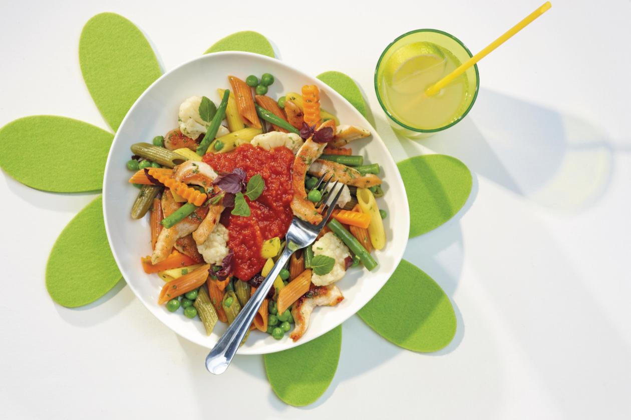 Hähnchen-Nudel-Ragout mit buntem Gemüse Hähnchen-Nudel-Ragout mit buntem Gemüse