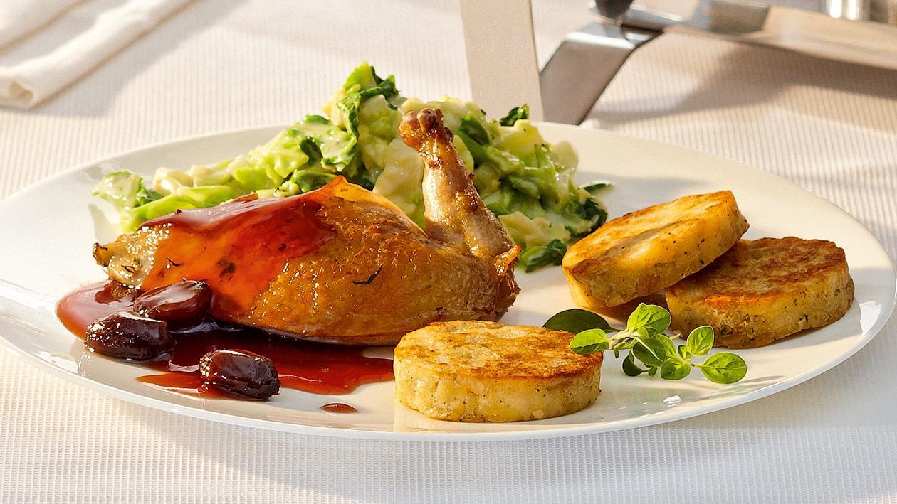 Hähnchenbrust mit Cassis-Jus, glacierten Kastanien, Cremewirsing und gebräunten Serviettenknödeln Hähnchenbrust mit Cassis-Jus, glacierten Kastanien, Cremewirsing und gebräunten Serviettenknödeln