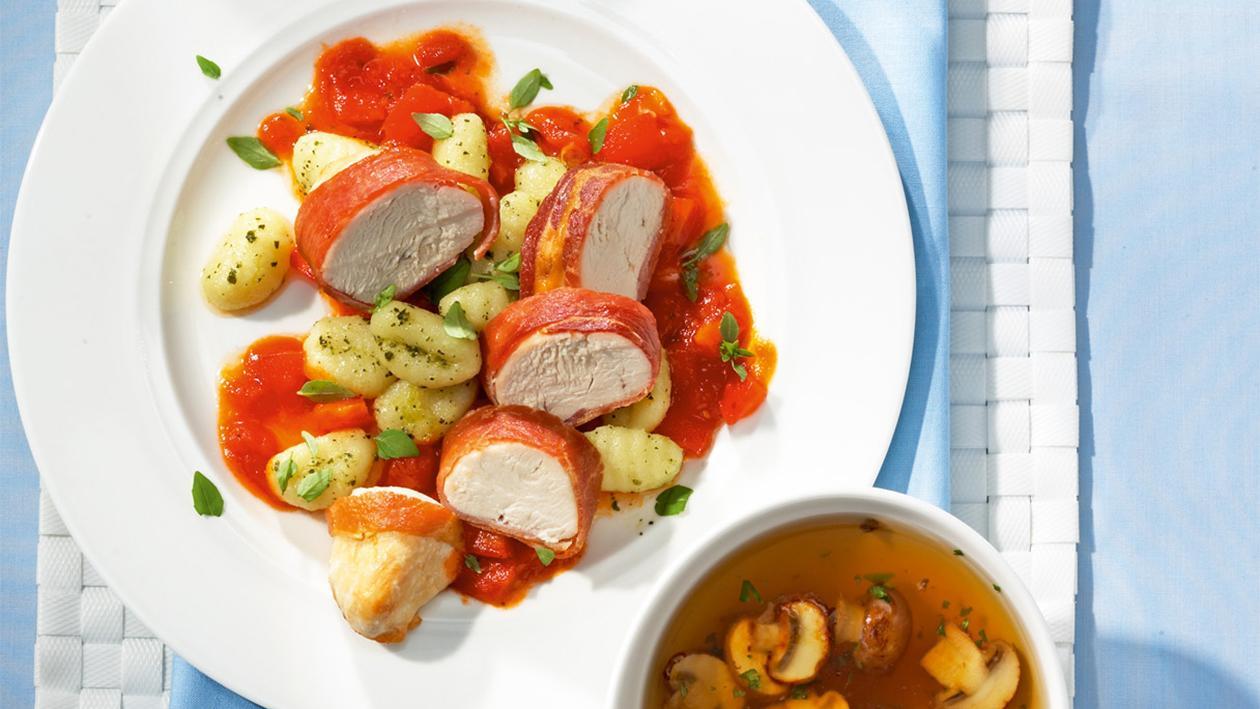 Hähnchenbrustfilet im Schinkenmantel auf Tomatenragout und Basilikumgnocchi Hähnchenbrustfilet im Schinkenmantel auf Tomatenragout und Basilikumgnocchi