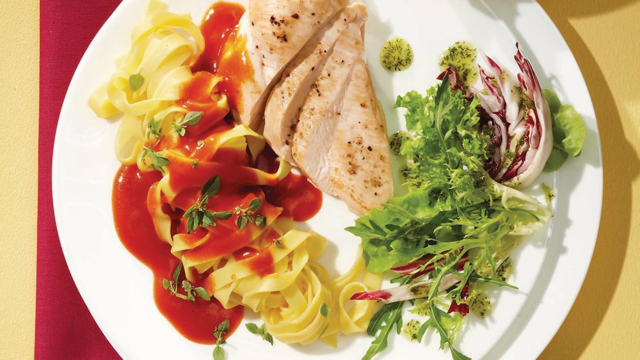 Hähnchenbrustfilet in Tomatensauce auf Bandnudeln mit gemischten Blattsalaten Hähnchenbrustfilet in Tomatensauce auf Bandnudeln mit gemischten Blattsalaten