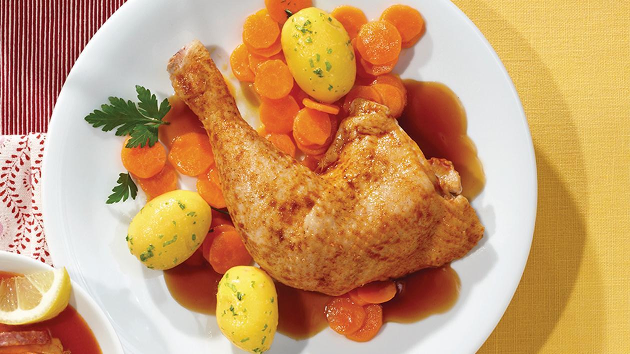 Hähnchenkeule an Geflügeljus mit Ingwer-Karotten und Petersilienkartoffeln Hähnchenkeule an Geflügeljus mit Ingwer-Karotten und Petersilienkartoffeln