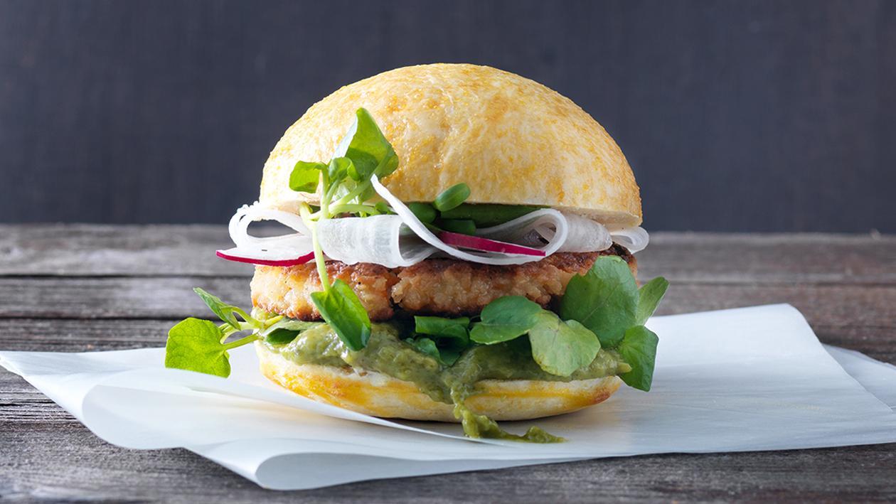 Hamburger mit Gemüseschnitzel und Gurken-Minze-Basilikun-Ketchup Hamburger mit Gemüseschnitzel und Gurken-Minze-Basilikun-Ketchup