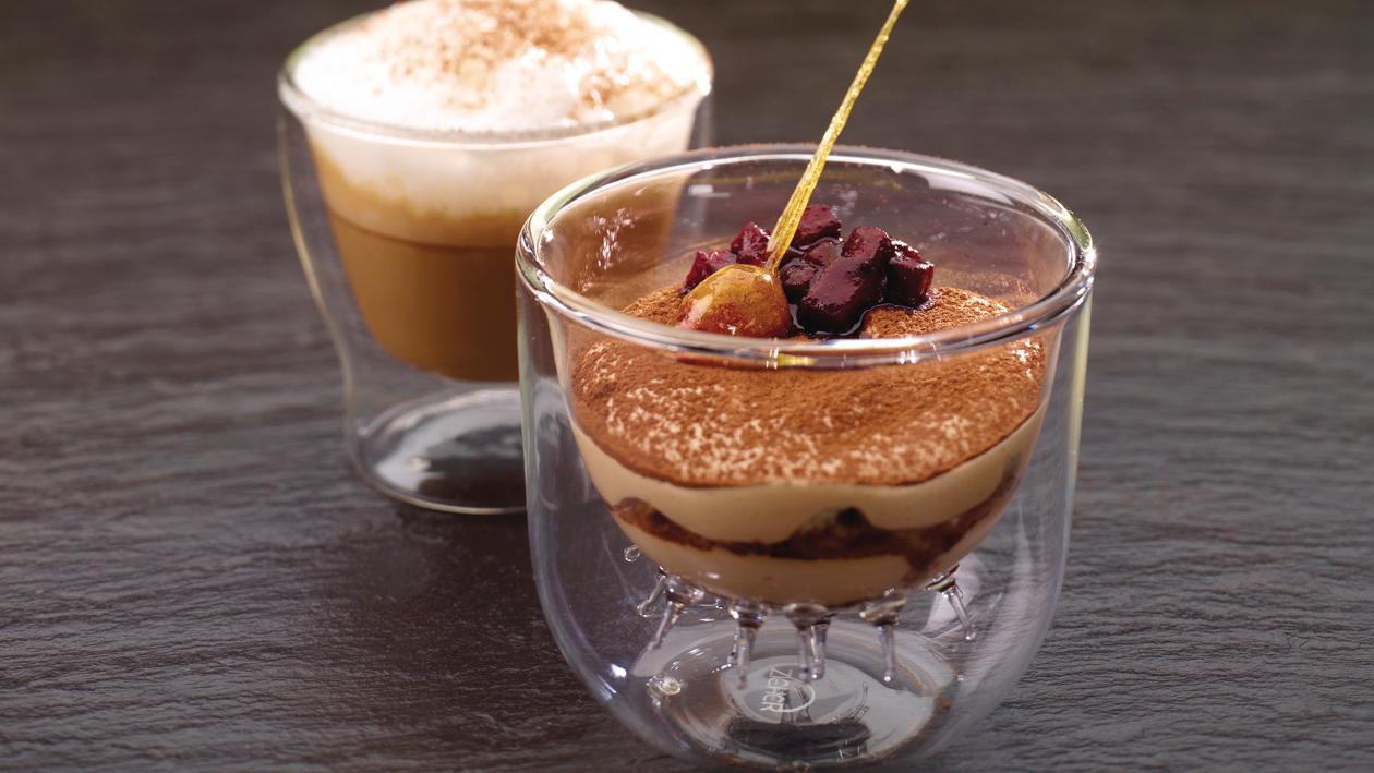 Haselnuss-Tiramisu mit Cassis-Äpfel und Kardamom Haselnuss-Tiramisu mit Cassis-Äpfel und Kardamom
