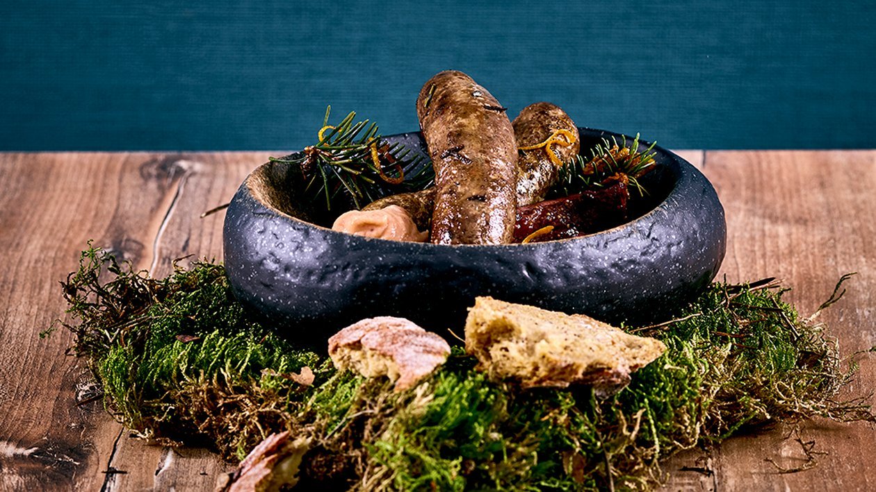 Hausgemachte Hirschbratwurst mit Feigensenf und Gewürz-Früchtebrot Hausgemachte Hirschbratwurst mit Feigensenf und Gewürz-Früchtebrot