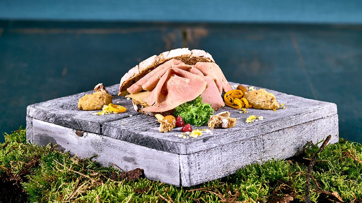 Hausgemachter Entenbrustschinken, Eierschwammerlsenf, Hagebutten-Kirschgel und Birnen-Walnussbrot Hausgemachter Entenbrustschinken, Eierschwammerlsenf, Hagebutten-Kirschgel und Birnen-Walnussbrot