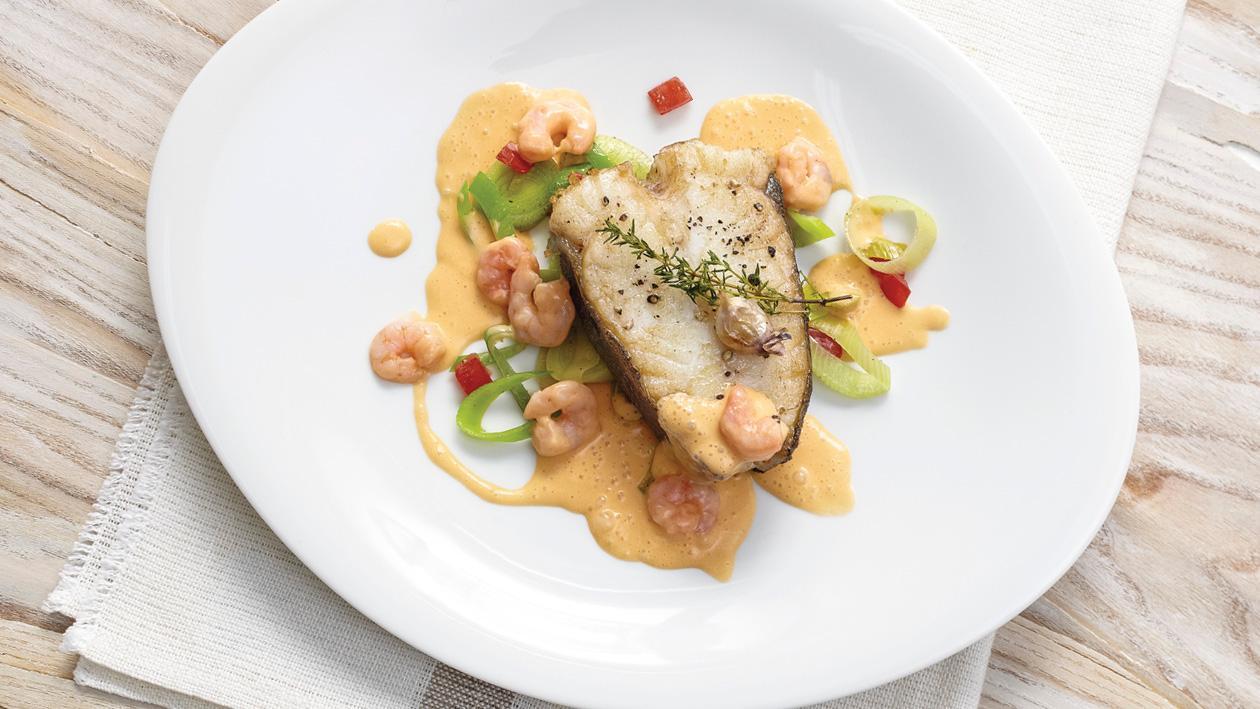 Heilbuttfilet mit Krustentiersauce und Shrimps Heilbuttfilet mit Krustentiersauce und Shrimps