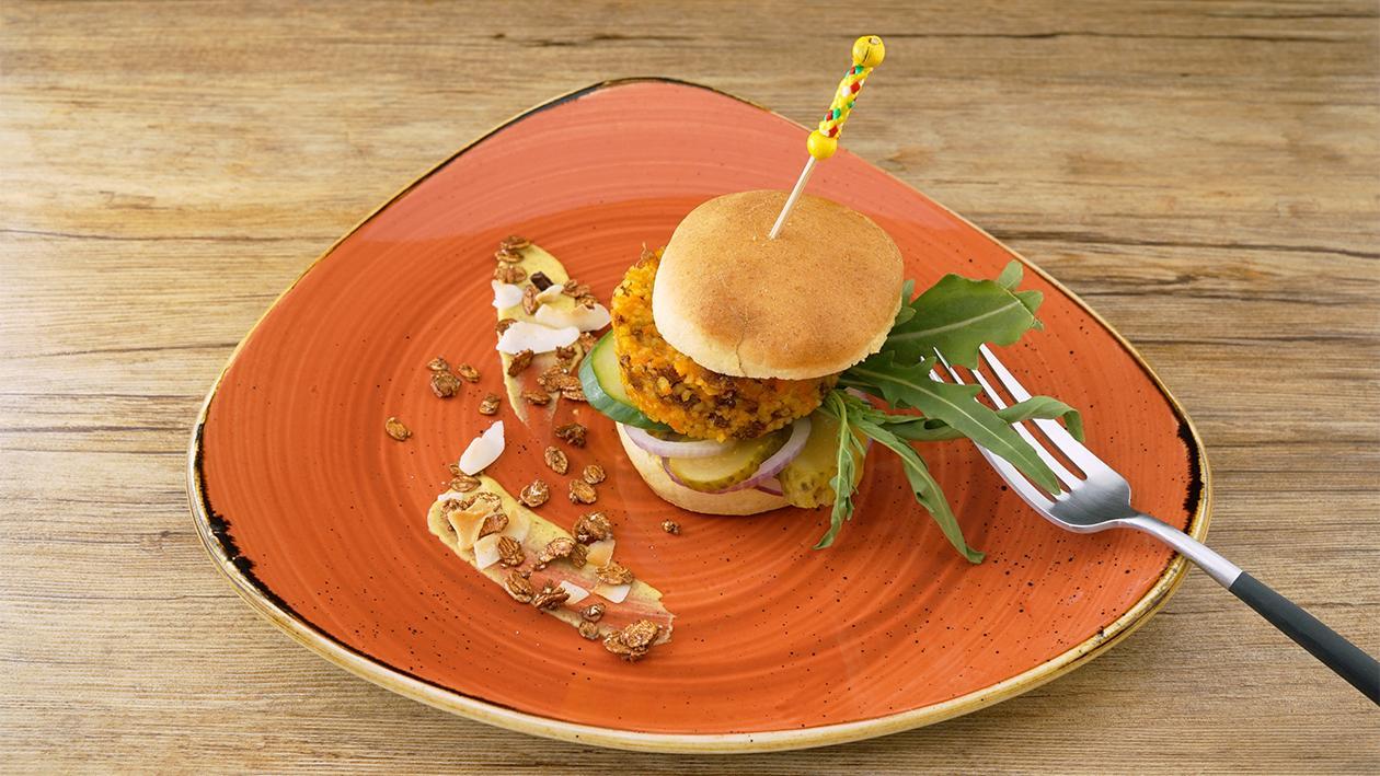 Hellmann´s Senf - Karotten Burger mit Rucolasalat und Gurke Hellmann´s Senf - Karotten Burger mit Rucolasalat und Gurke