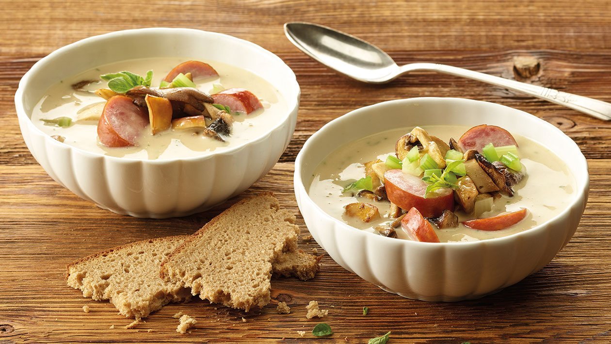 Herbstliche Pilzsuppe mit Würstchen Herbstliche Pilzsuppe mit Würstchen