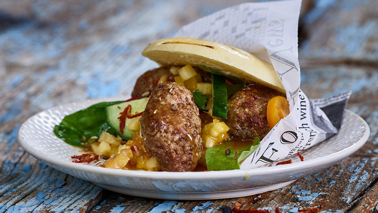 Hickory BBQ Köfte im Pita Brot mit Ananas Salsa Hickory BBQ Köfte im Pita Brot mit Ananas Salsa