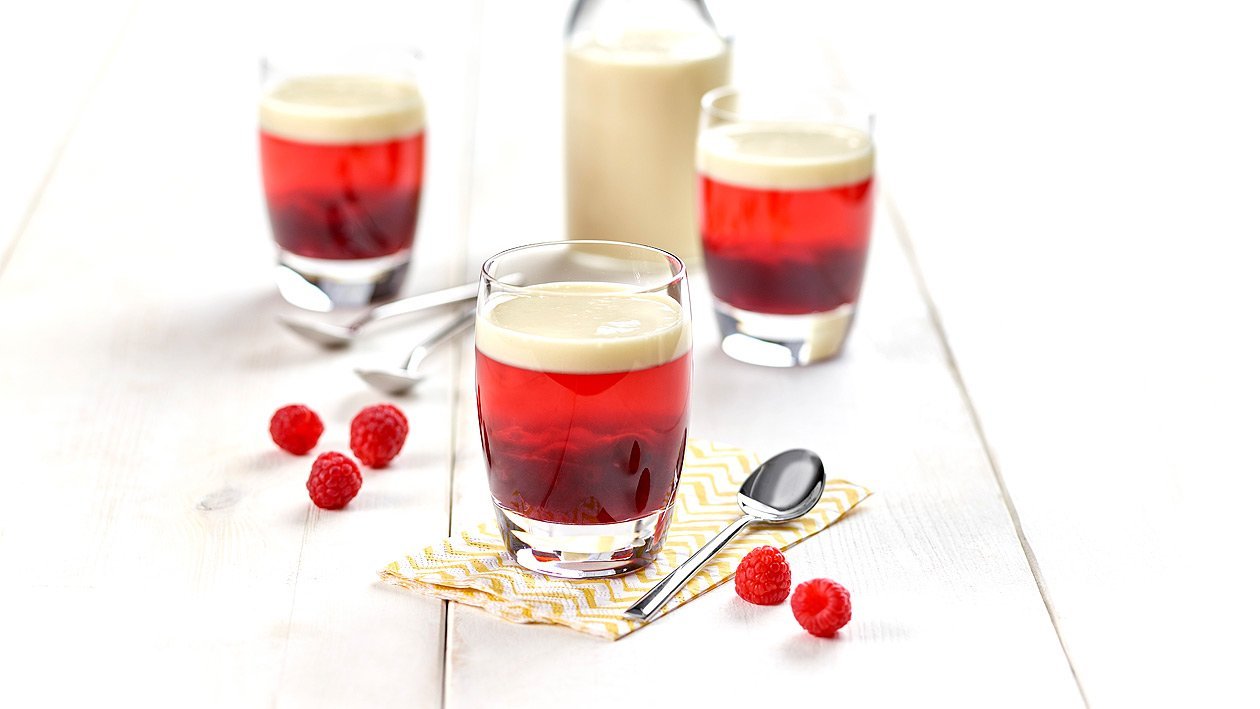 Himbeer Wackelpeter mit roter Grütze und Vanillesauce Himbeer Wackelpeter mit roter Grütze und Vanillesauce