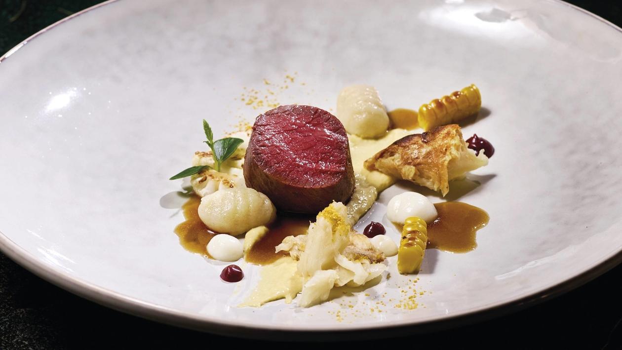 Hirsch, Malzbier, gegrillter Blumenkohl, Mais, Sellerie, Zwetschgen, Gnocchi Hirsch, Malzbier, gegrillter Blumenkohl, Mais, Sellerie, Zwetschgen, Gnocchi