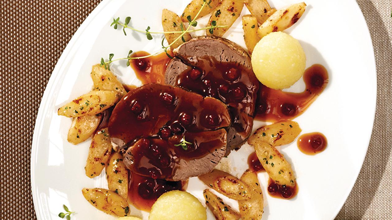 Hirschschulter in Bratensaft mit Wildpreiselbeeren gegart, dazu Schwarzwurzel-Gemüse und Knödel Hirschschulter in Bratensaft mit Wildpreiselbeeren gegart, dazu Schwarzwurzel-Gemüse und Knödel