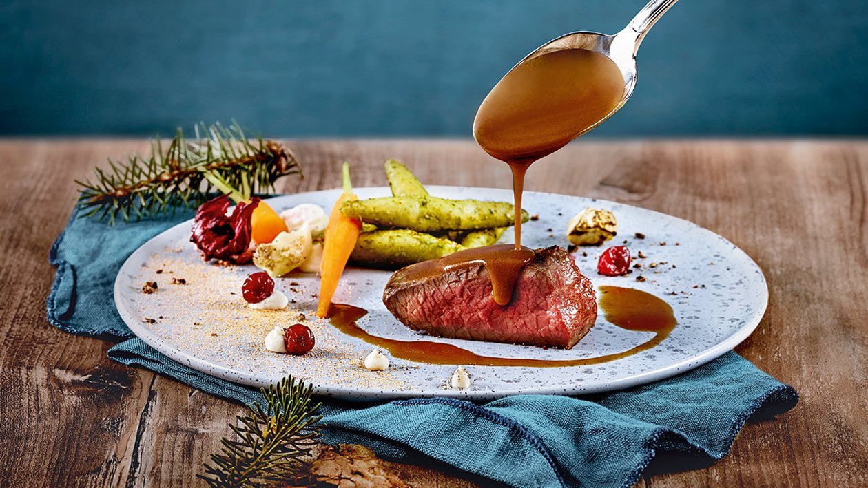 Hirschschulter - Sous Vide gegart, Sellerie Sumach Püree, Fichtenschupfnudel und Wacholderkrokant Hirschschulter - Sous Vide gegart, Sellerie Sumach Püree, Fichtenschupfnudel und Wacholderkrokant