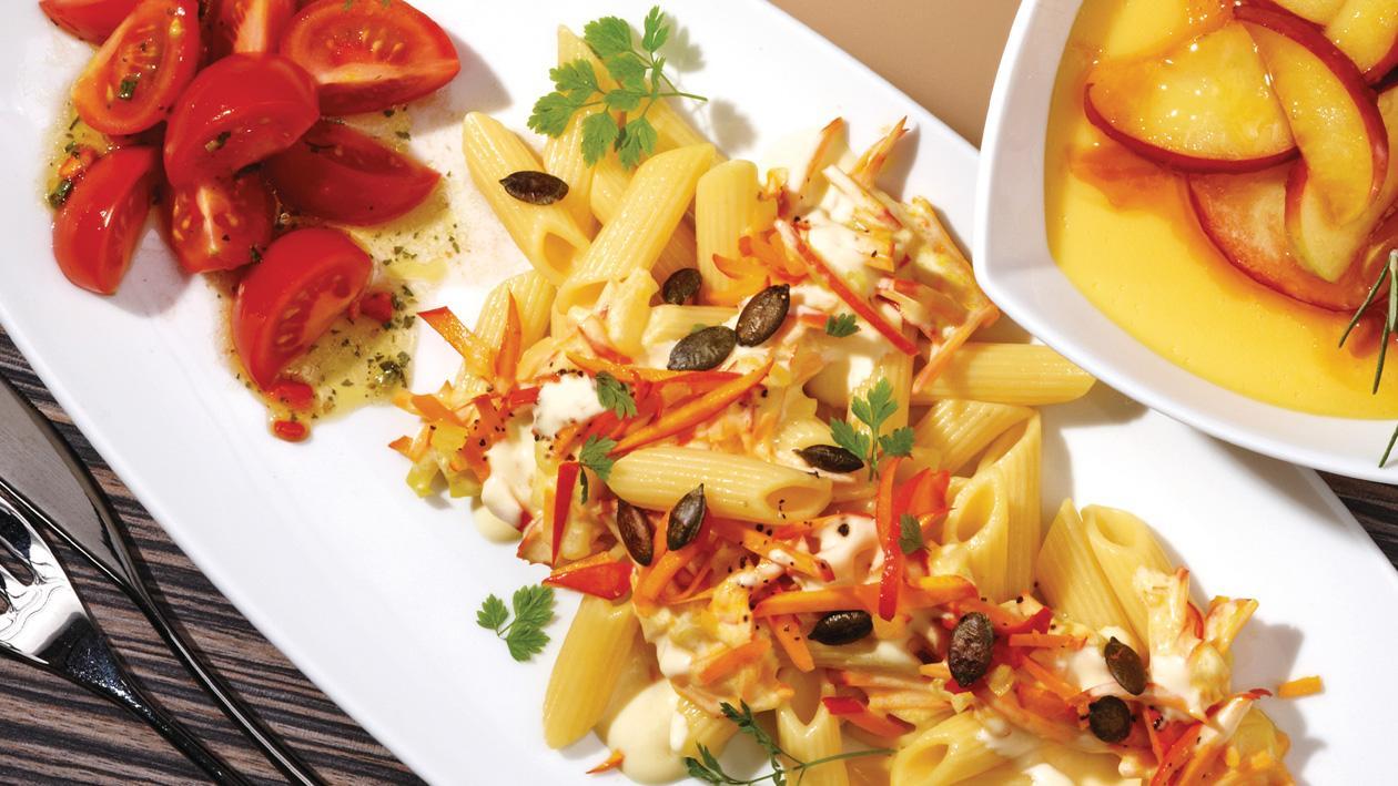Hokkaido-Kürbis-Nudeln mit Joghurt-Hollandaise und Tomatensalat Hokkaido-Kürbis-Nudeln mit Joghurt-Hollandaise und Tomatensalat