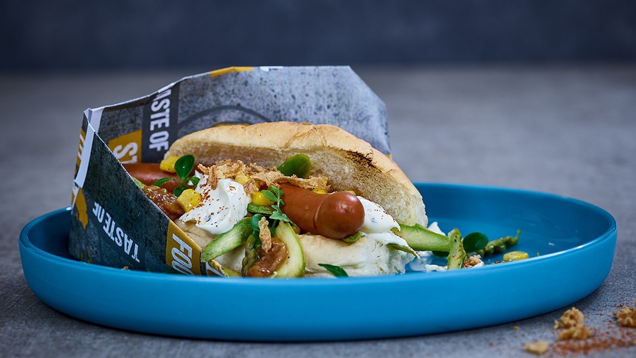 Hot Dog mit Jalapeno-Koriandermayonnaise und Popcorn Hot Dog mit Jalapeno-Koriandermayonnaise und Popcorn