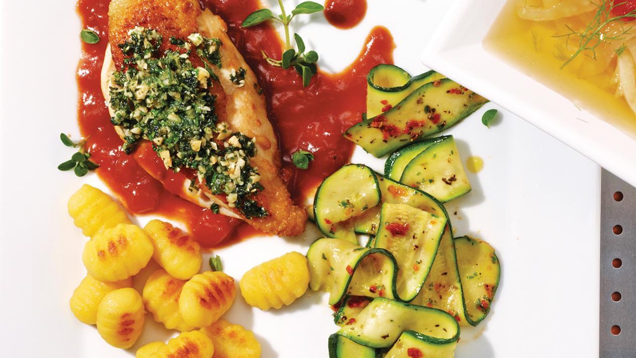 Huhn mit gerösteten Mandeln, mediterranen Zucchinis und gebratenen Gnocchi Huhn mit gerösteten Mandeln, mediterranen Zucchinis und gebratenen Gnocchi