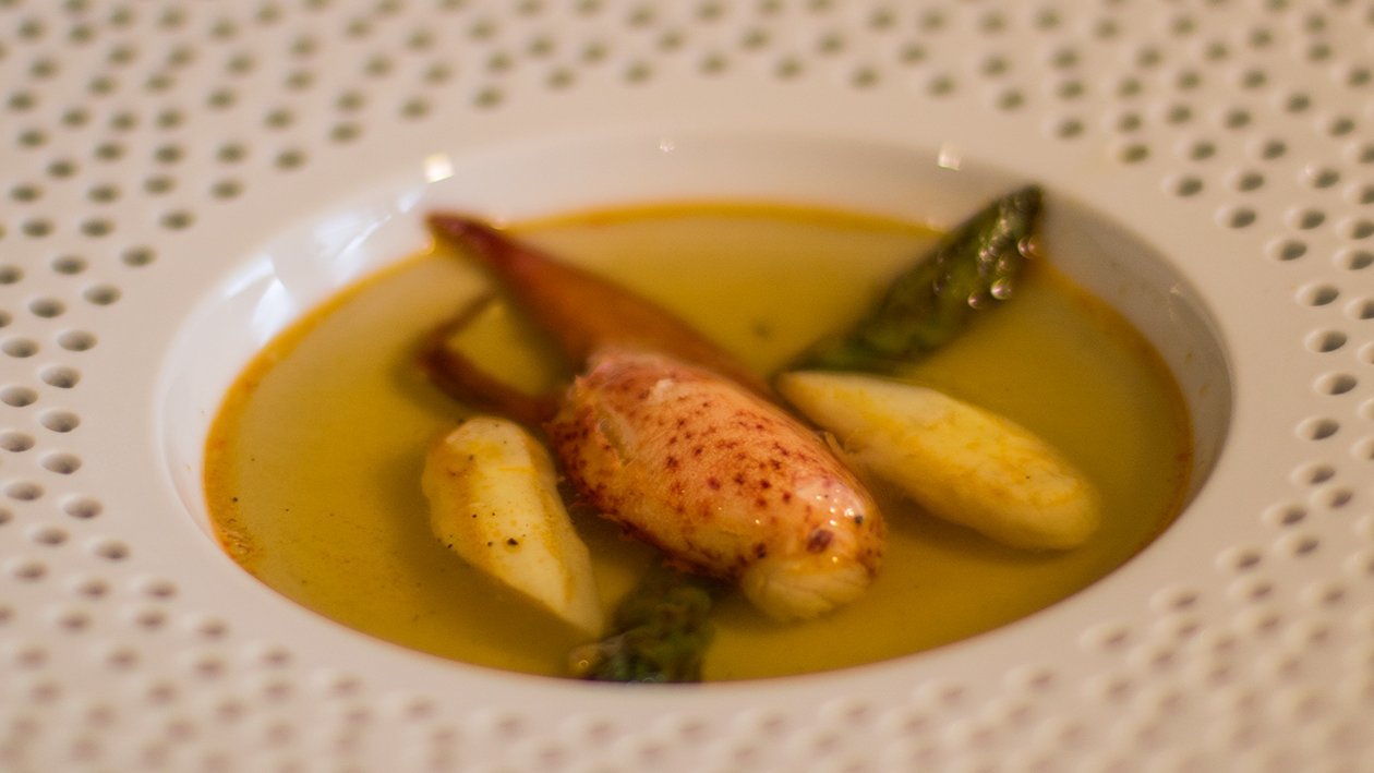 Hummeressenz mit grünem Spargel Hummeressenz mit grünem Spargel