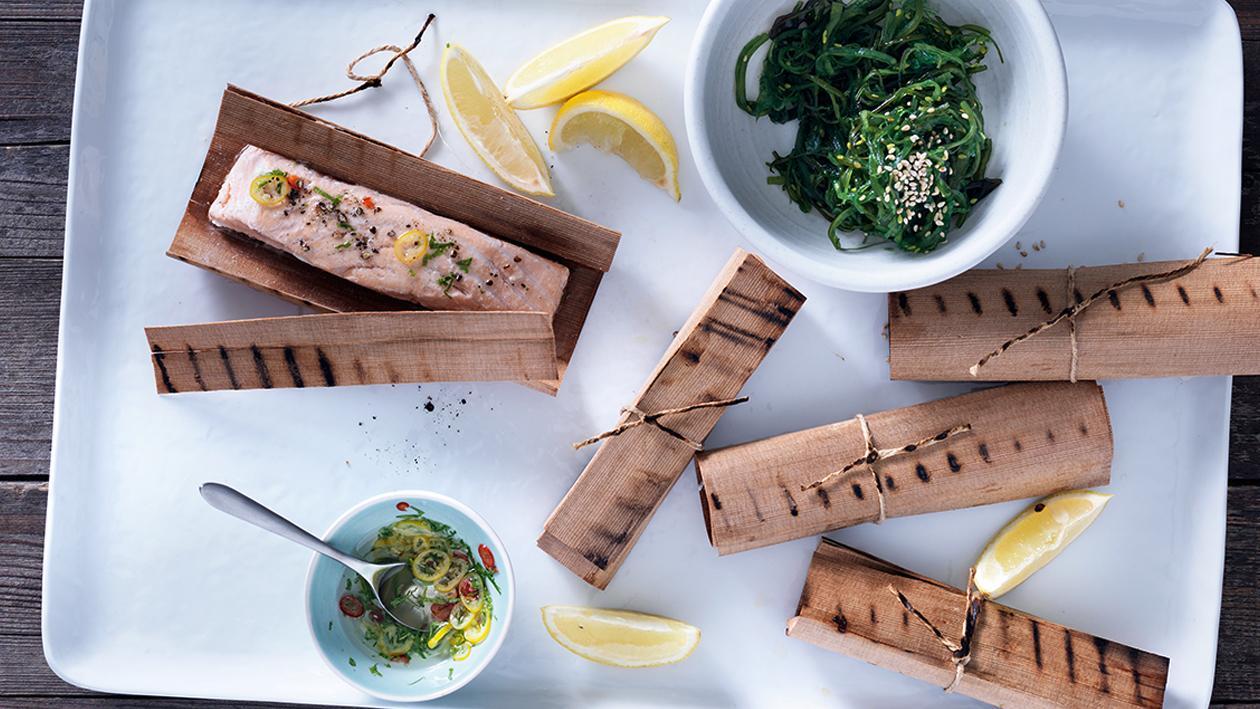 Im Holzpapier gegrillter Lachs mit Wakame-Salat und Zitrus Vinaigrette Im Holzpapier gegrillter Lachs mit Wakame-Salat und Zitrus Vinaigrette