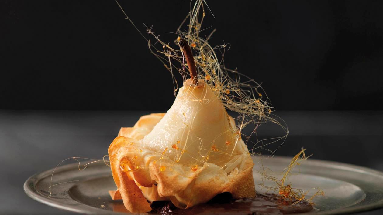 Im Strudelteig gebackene Birne mit Schokoladensauce Im Strudelteig gebackene Birne mit Schokoladensauce
