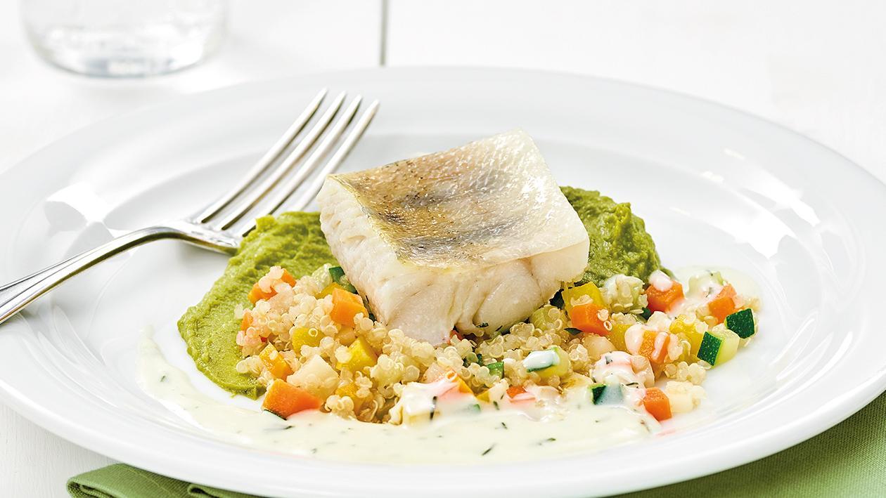 In Lorbeermilch pochiertes Zanderfilet auf Lauch-Kartoffelpüree und Quinoa Gemüse In Lorbeermilch pochiertes Zanderfilet auf Lauch-Kartoffelpüree und Quinoa Gemüse