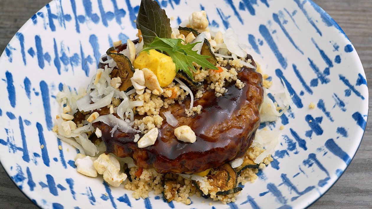 Inside Out Burger CousCous Salat mit BBQ marinierten NoBeef Burger und Senfcreme Inside Out Burger CousCous Salat mit BBQ marinierten NoBeef Burger und Senfcreme
