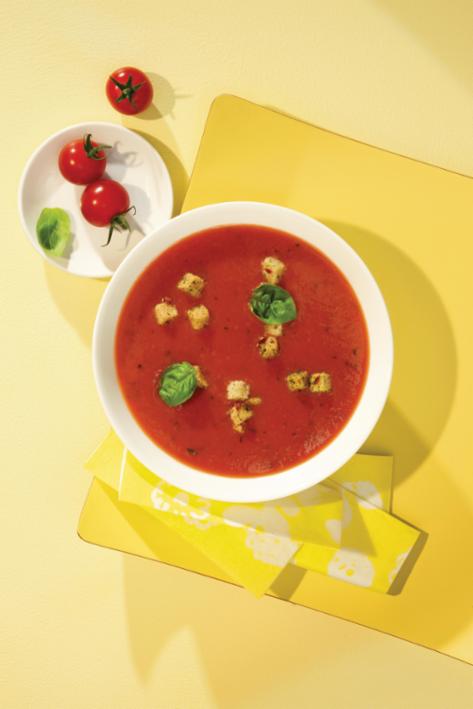 Italienische Tomatensuppe mit Basilikum-Käse-Brotwürfeln Italienische Tomatensuppe mit Basilikum-Käse-Brotwürfeln