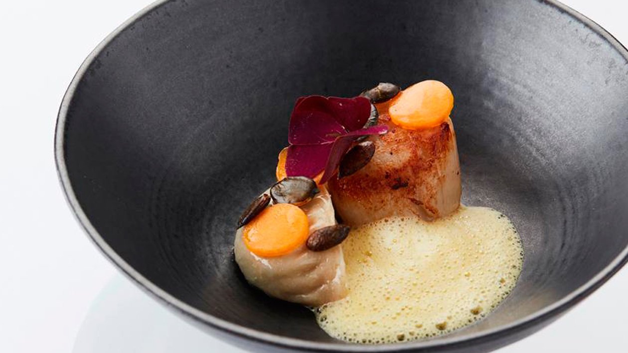 Jakobsmuscheln mit Dumpling und Kürbisschaum Jakobsmuscheln mit Dumpling und Kürbisschaum