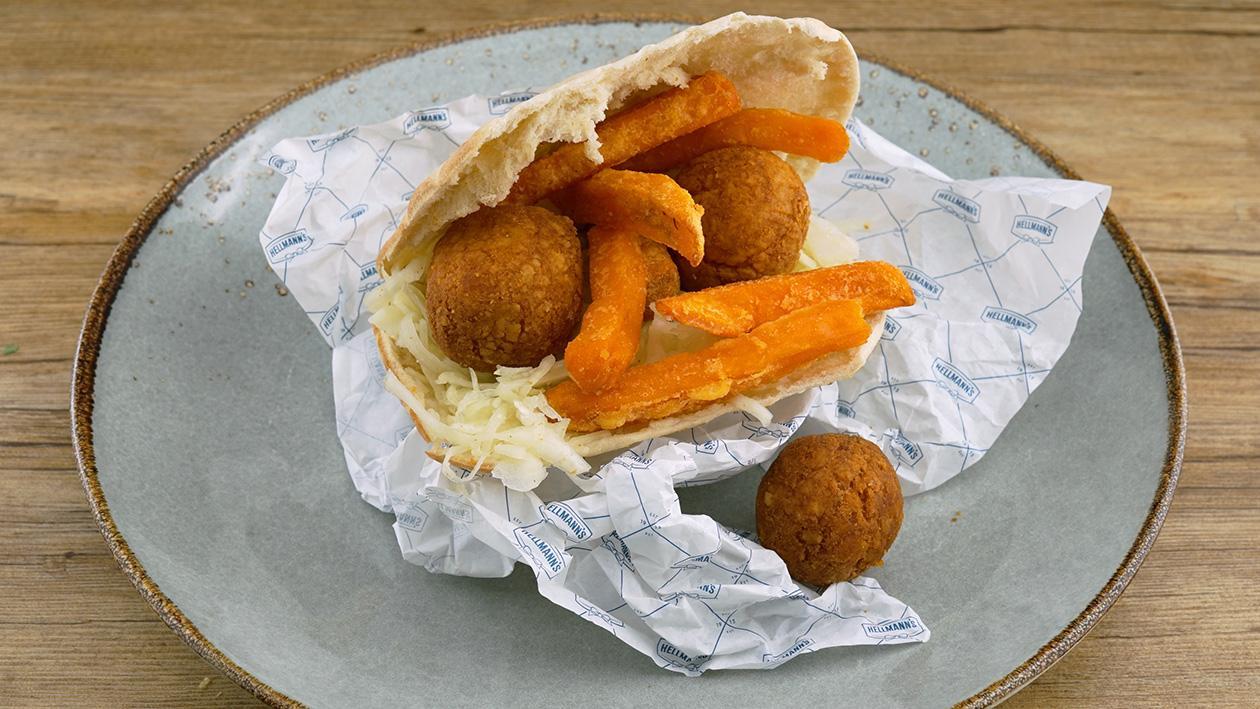 Jerusalem Burger mit Falafel, Weißkraut, Süßkartoffeln und Mayonnaise Jerusalem Burger mit Falafel, Weißkraut, Süßkartoffeln und Mayonnaise