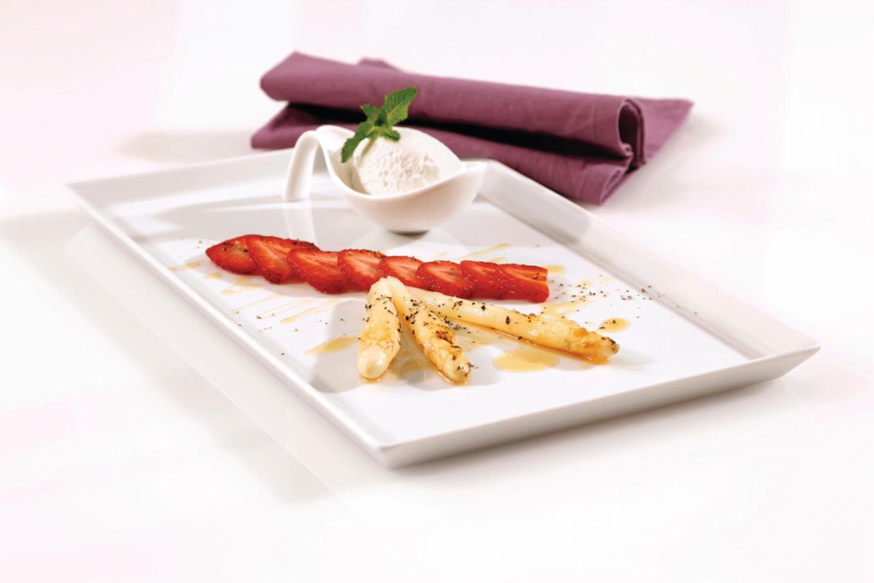 Joghurtmousse mit karamellisiertem weissen Spargel Joghurtmousse mit karamellisiertem weissen Spargel