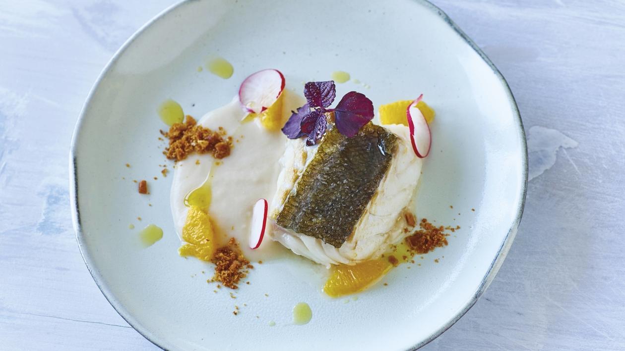 Kabeljau mit Bohnencreme, Orange, Radieschen und Vanille-Öl Kabeljau mit Bohnencreme, Orange, Radieschen und Vanille-Öl