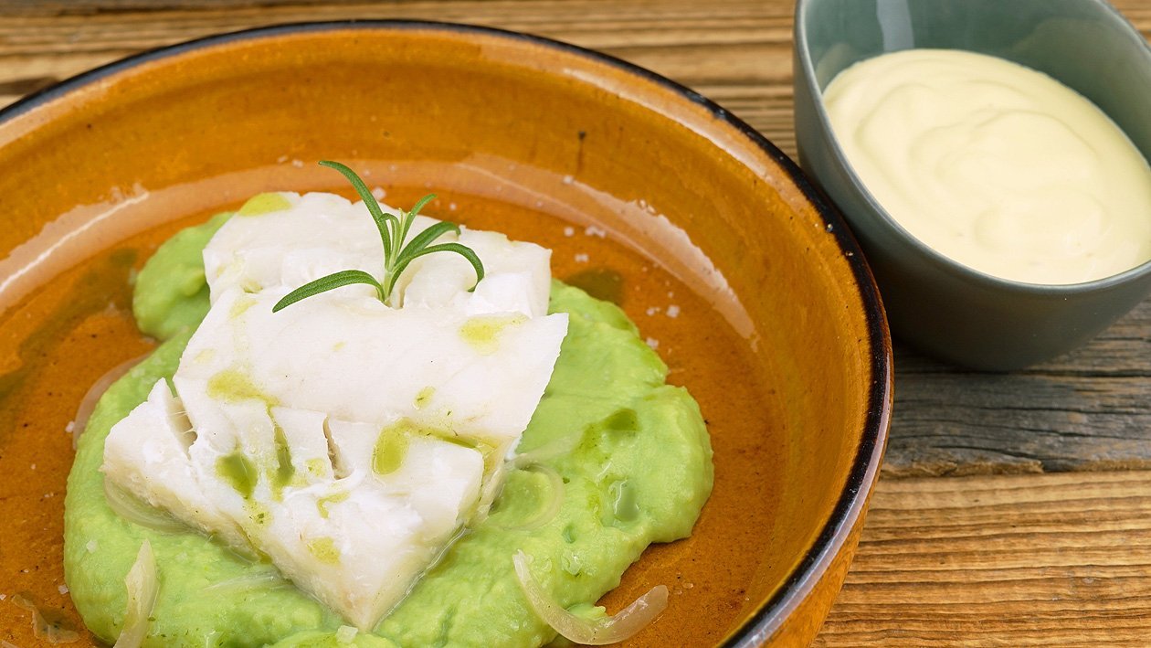 Kabeljau poschiert mit Erbsen-Kartoffelpüree und Limonen-Hollandaise Kabeljau poschiert mit Erbsen-Kartoffelpüree und Limonen-Hollandaise