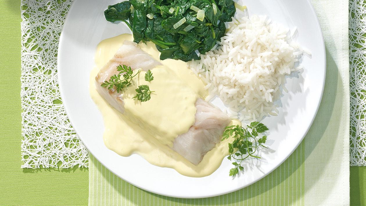 Kabeljaufilet auf Blattspinat mit Sauce Hollandaise und Langkornreis Kabeljaufilet auf Blattspinat mit Sauce Hollandaise und Langkornreis