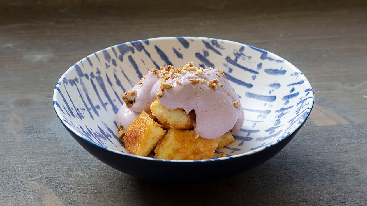 Kaiserschmarrn mit Beeren-Vanilleschaum, Erdnuss-Karamell Crunch Kaiserschmarrn mit Beeren-Vanilleschaum, Erdnuss-Karamell Crunch