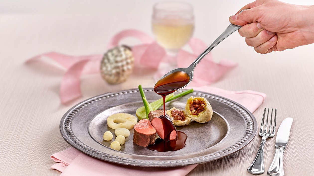 Kalbsmedaillon mit gebackenen Ochsenschwanzknödel und Fenchel–Selleriegemüse Kalbsmedaillon mit gebackenen Ochsenschwanzknödel und Fenchel–Selleriegemüse
