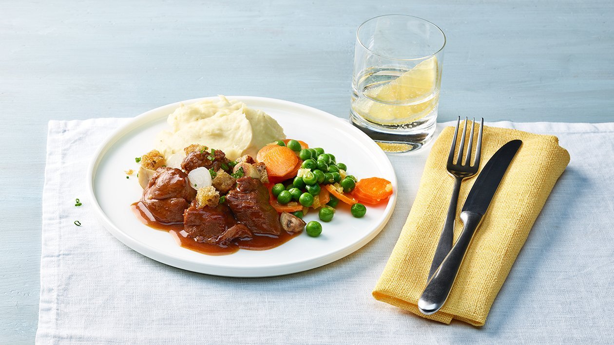 Kalbsragout mit Karotten und Kartoffelpüree Kalbsragout mit Karotten und Kartoffelpüree