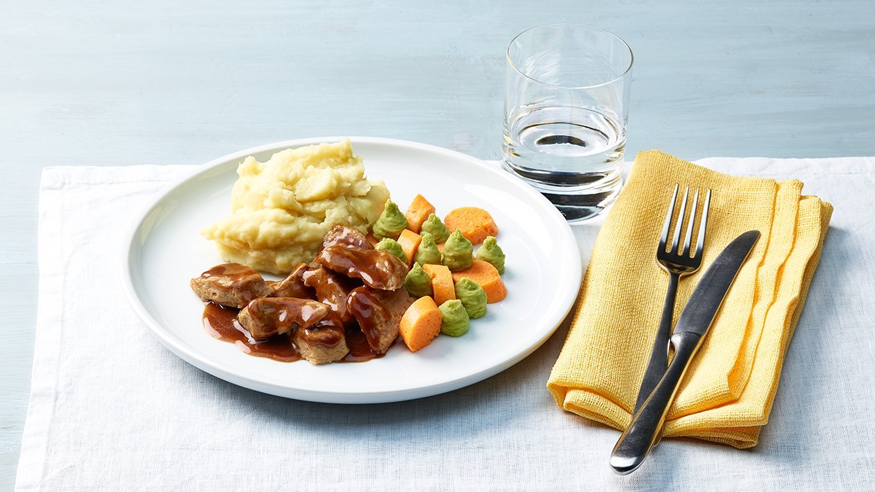 Kalbsragout mit Karotten und Püree in pürierter Form Kalbsragout mit Karotten und Püree in pürierter Form