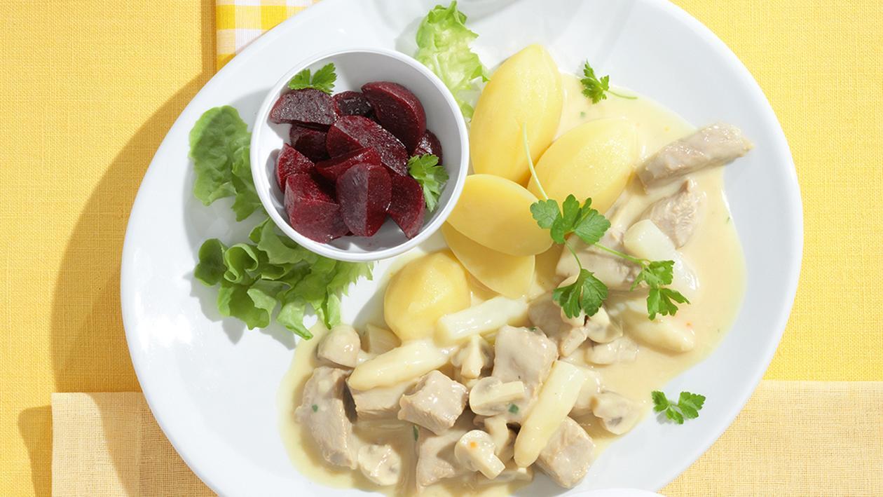 Kalbsschulterfrikassee mit Salzkartoffeln und Rote Bete Salat Kalbsschulterfrikassee mit Salzkartoffeln und Rote Bete Salat