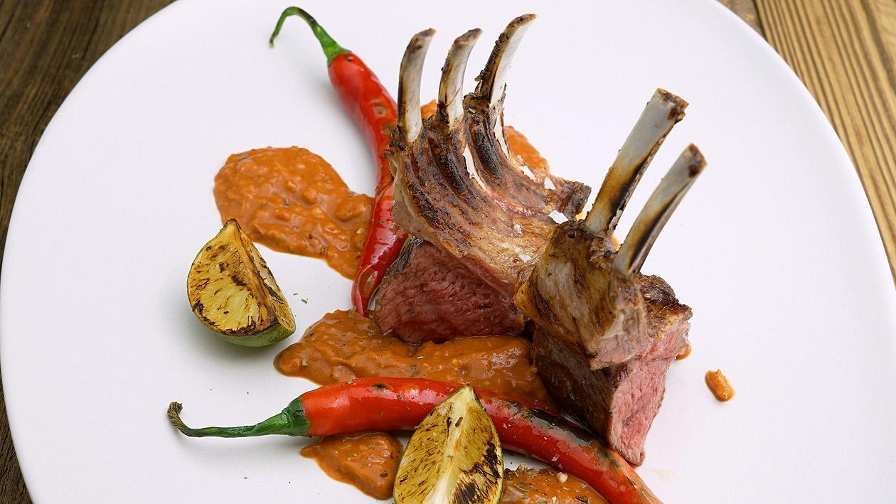 Kambing Bumbu Bajak Gegrillter Lammrücken mit scharfer Bajak -Sauce Kambing Bumbu Bajak Gegrillter Lammrücken mit scharfer Bajak -Sauce