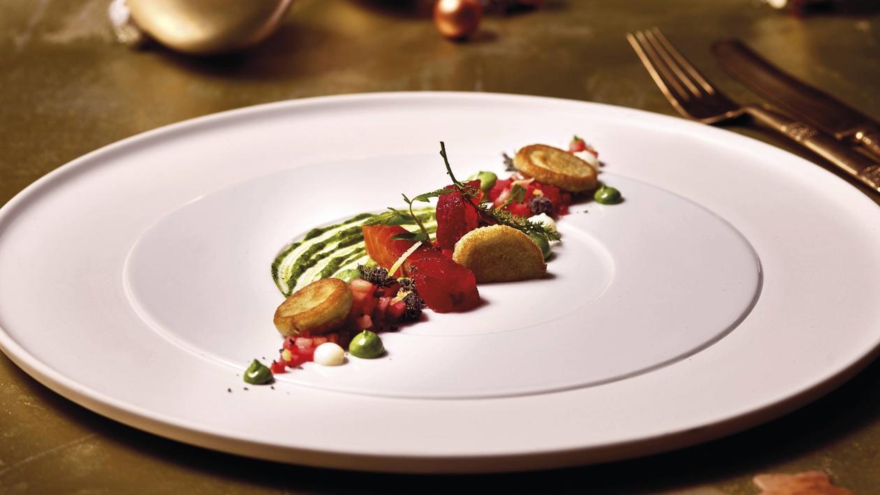 Kamtschatka-Lachs, Rote Rübe, Kartoffeln, Buchweizen, Vinaigrette Salat, Sepia, Moos, Mayonnaise Kamtschatka-Lachs, Rote Rübe, Kartoffeln, Buchweizen, Vinaigrette Salat, Sepia, Moos, Mayonnaise