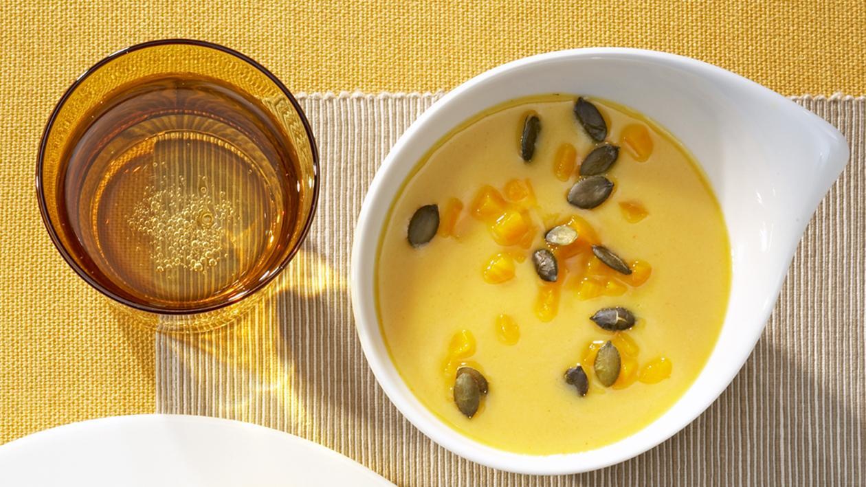 Karotten-Kürbis-Cremesuppe mit gerösteten Kürbiskernen Karotten-Kürbis-Cremesuppe mit gerösteten Kürbiskernen