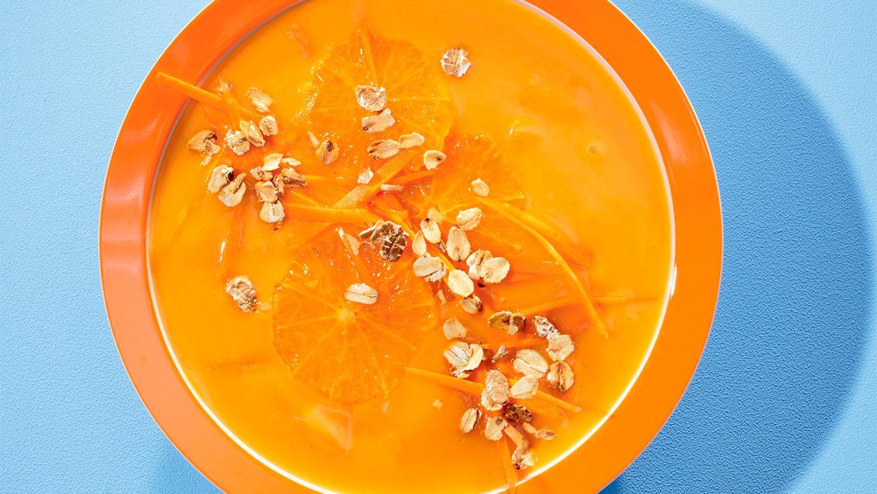 Karotten-Orangen-Cremesuppe mit gerösteten Haferflocken Karotten-Orangen-Cremesuppe mit gerösteten Haferflocken