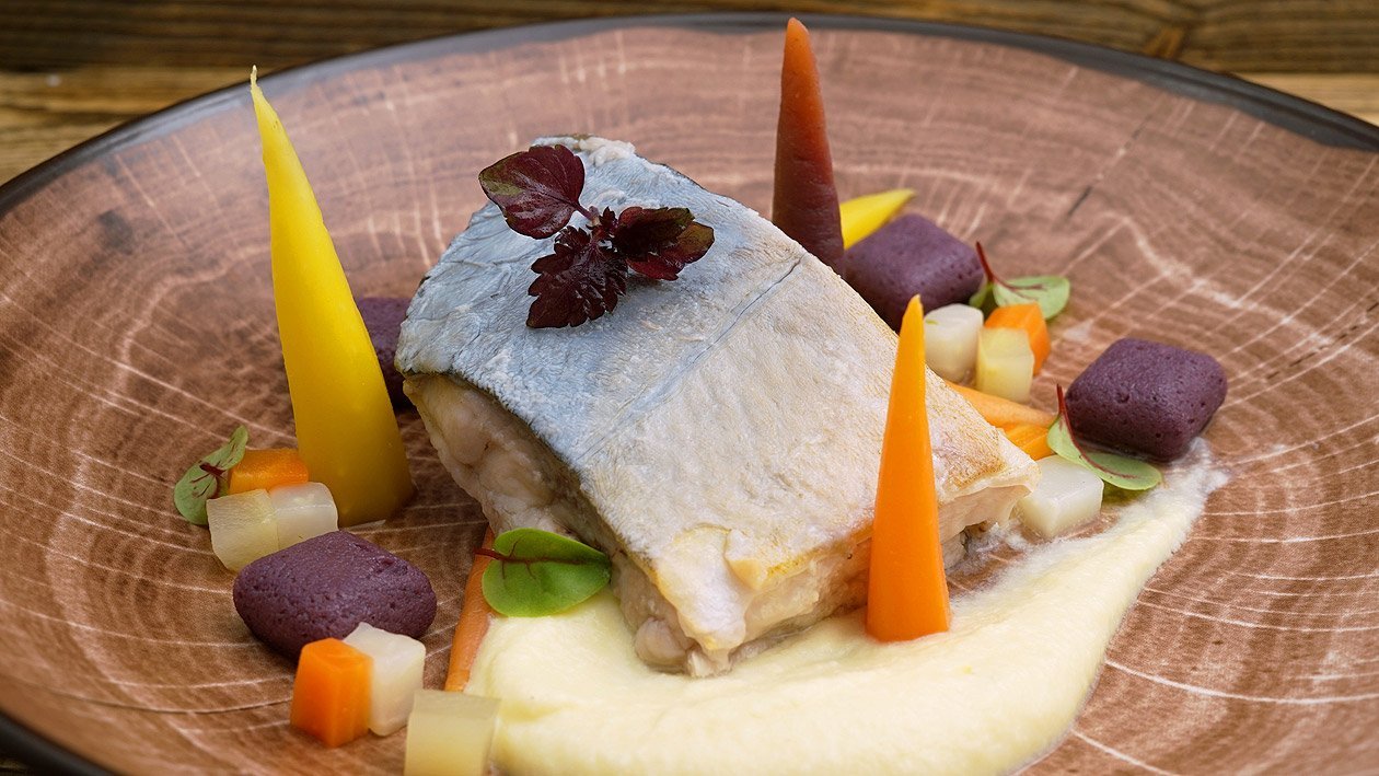 Karpfen "Blau" Sous Vide, Rotkohlwürfel und Kartoffel-Meerrettichschaum Karpfen "Blau" Sous Vide, Rotkohlwürfel und Kartoffel-Meerrettichschaum