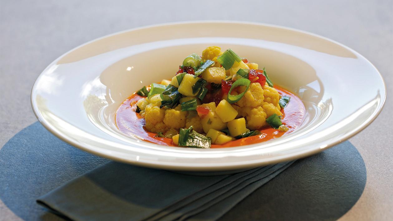 Kartoffel-Blumenkohl-Gemüse auf Tomatensauce Kartoffel-Blumenkohl-Gemüse auf Tomatensauce