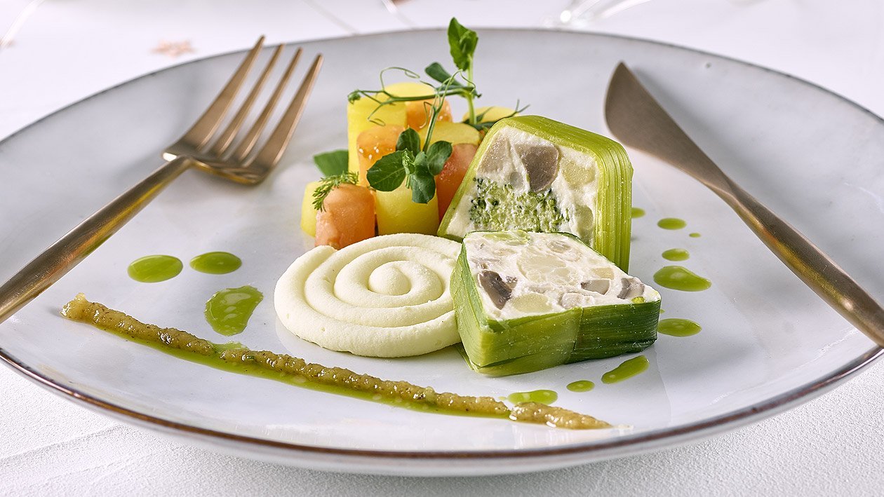 Kartoffel-Pilzterrine mit Nusspesto und Petersilienöl Kartoffel-Pilzterrine mit Nusspesto und Petersilienöl