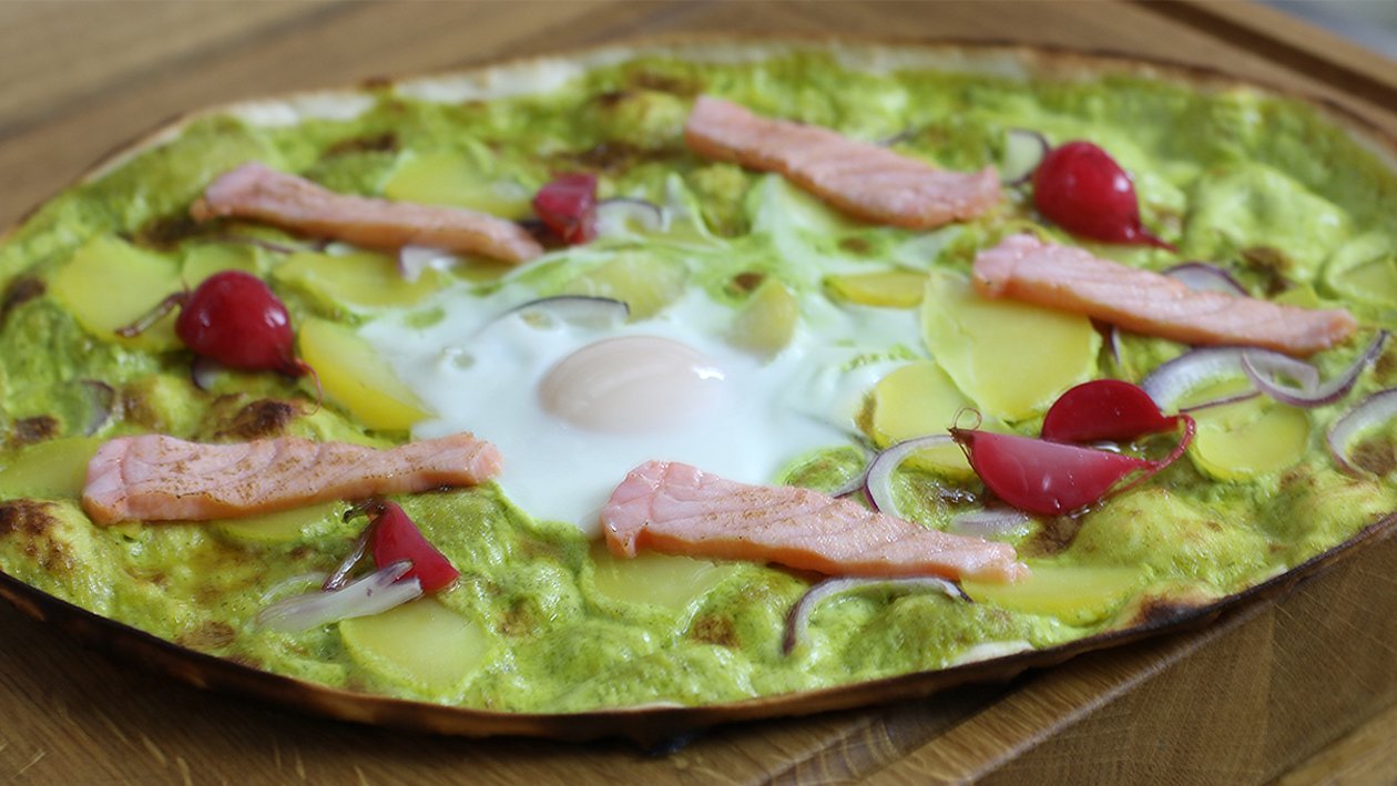 Kartoffelflammkuchem mit Grüner Sauce, Ei, Gepickelte Radiesen und gebranter Lachs Kartoffelflammkuchem mit Grüner Sauce, Ei, Gepickelte Radiesen und gebranter Lachs